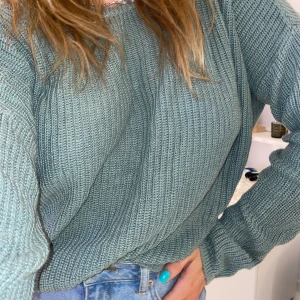 Stickad tröja  - Grön stickad tröja från NA-KD med fin V-ringning i ryggen. Tröjan är också supersnygg att ha åt andra hållet, alltså med V-ringningen fram