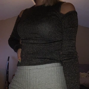 Guldig tröja - En fin guldig långärmad tröja utan axlar! Förstor för mig!