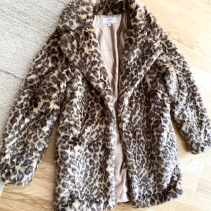 Leo-jacket 🐆 - Leopard jacka i fusk päls. I fint skick 🖤