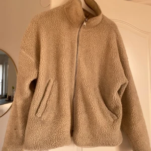 Teddyjacka  - Säljer min relativt använda teddyjacka. Går bara att hämtas upp i Högdalen! 100kr! 