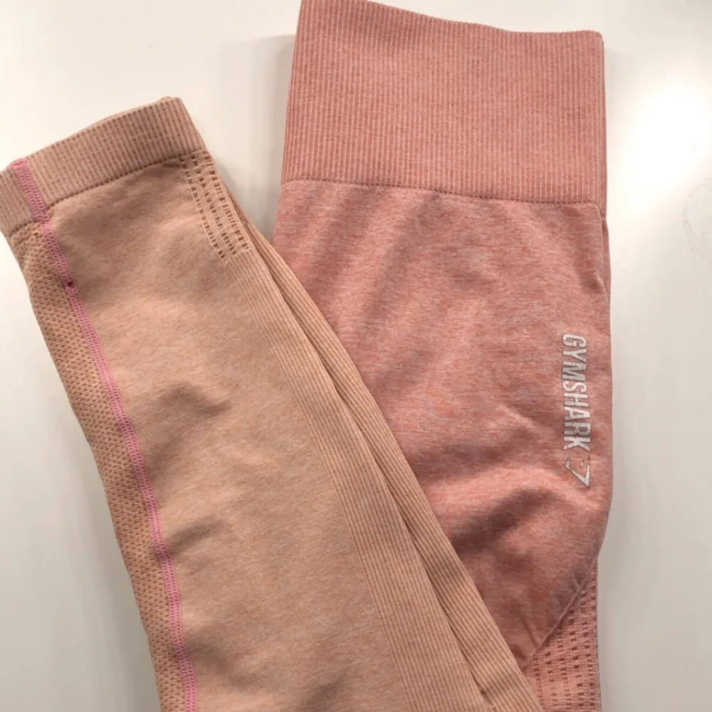 Rosa ombre ”ish” färgade gymsharkleggings 💗 kommer tyvärr inte till användning längre💗 frakten ingår inte i priset💕. Jeans & Byxor.