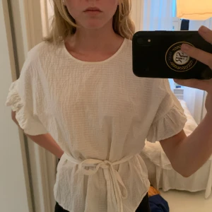 Knytblus  - Söt blus med knytning från Gina Tricot! Storlek 40 :) Ni betalar 100+frakt!! 