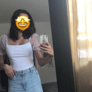 En fin topp till fest!🎊 - En vit fin topp med puffärmar🥰 Använd endast en gång. Storlek S. 70kr +frakt🥰