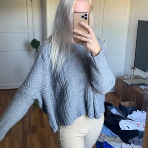 Stickad tröja i perfekt skick - Knappt använd, kan tänka mig att gå ner i pris vid snabb affär 💘 storlek L men sitter bra även på mig som har xs ☺️