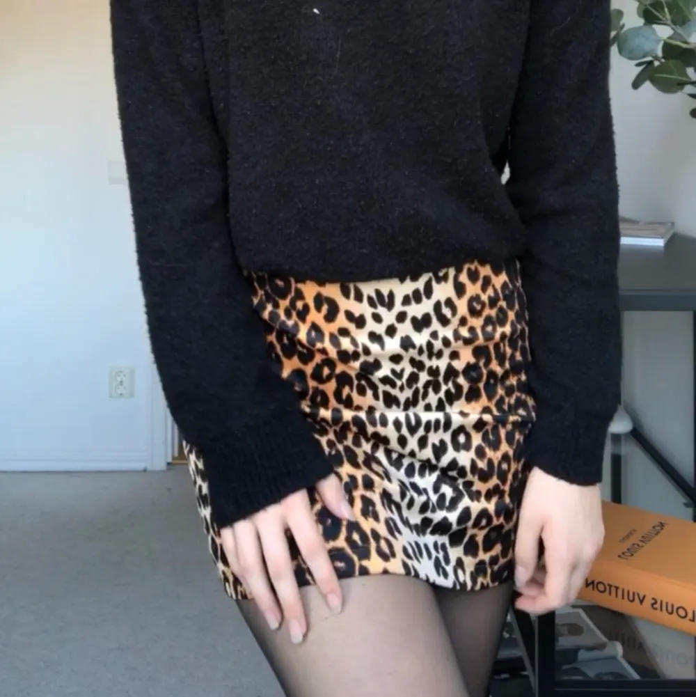 Leopardkjol från NA-KD som bara är använd 2 gånger runt halloween, perfekt till utklädnad eller vardags 😋 . Kjolar.
