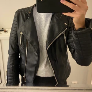 Skinnjacka - Skinnjacka från Chiquelle i modellen Moto jacket i storlek 38 men skulle mer säga en 34/36. Bra skick!! Nypris:699