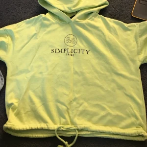 Neon grön Hoodie från gina - Hoodie från Gina som ej säljs längre , knytning där nere så passar nästan alla storleken beroende på hur man vill att den ska sitta. . Kan mötas upp i Stockholm annars är det + frakt på priset om inget annat sägs☺️