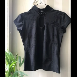 Unik och snygg t-shirt! - Cool t-shirt köpt på secondhand. Jättesnyggt material och halsringning! Däremot kommer den inte till så stor användning för mig och därför säljer jag den vidare. Står ingen storlek i den men jag skulle säga att den passar XS-M💙