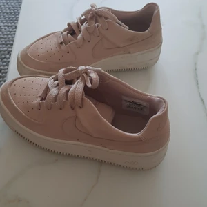 Nike skor strl 36,5 orginalpris 1200 - Fina rosa nikeskor slutsålda på många ateljén!