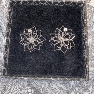 Örhängen blomma - Jättesöta örhängen i silver