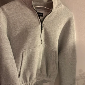 Grå sweatshirt - Grå sweatshirt med dragkedja från prettylittlething, typ aldrig använd.