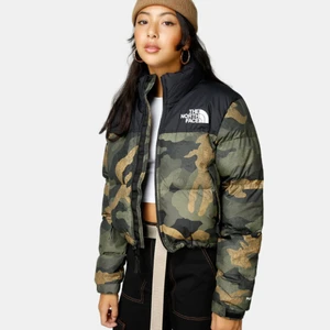 The North Face Cropped Puffer Jacket Camo S  - Inköpt förra vintern! Fortfarande lika fint skick, inga skador! Köparen står för frakten eller så möts jag upp i Stockholm. Den kosta ca. 2500 ny  
