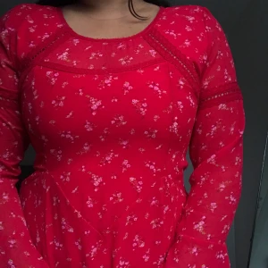 Klänning M - Superfin klänning från BikBok, oanvänd och pristaggen är fortfarande på! Är 165 cm lång och klänningen slutar ungefär ovanför mina knän. 