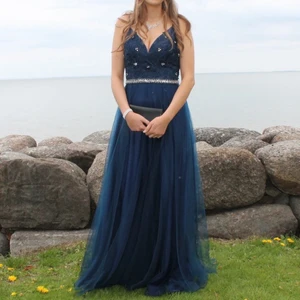 Balklänning - Säljer min superfina marinblåa balklänning som endast är använd en gång! 💋 Den är i toppenskick! Det enda är att kroken vid dragkedjan har lossnat, men det går lätt att sy dit en ny eller så går det kanon att använda utan den 🤗 Är i storlek 40, men passar mig som brukar ha 38 🌸 2000kr + frakt 📦  **OBS, ingår inte i 50kr ”rabatten”**