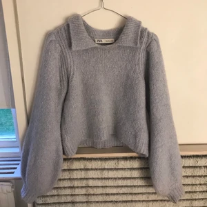 stickad tröja med krage och puffärmar - gooosigaste tröjan!!💓💓 fick inte riktigt med på bild men den är lite fluffigare irl, har lite alpackaull i sig så är jättevarm också! praktiskt taget oanvänd, inte haft den mer än 2 gånger🤒