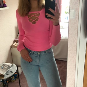 Tröja  - En neonrosa tröja fint skick som knappt kommit till användning hos mig tyvärr. Kan mötas upp i Stockholm annars står köparen för frakten ☺️