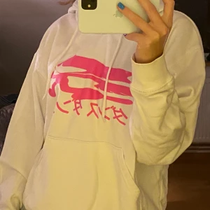 Vit hoodie med rosa tryck - Snygg hoodie, knappt använd, storlek xs men känns som s. Köparen står för frakt
