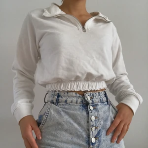 Vit Cropped Sweatshirt - 🌏FRI FRAKT OCH NEDSATT PRIS!🌍 Super söt vit sweatshirt från Pretty Little Thing. Köptes förra året men sparsamt använd. 