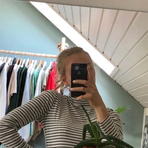 randig polo - en randig polo från bikbok. kan mötas upp i växjö eller så står köparen för frakten.😇