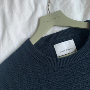 Stickad tröja - Mycket bra skick. Sticks inte. 