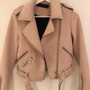 Jacka från River Island  - Säljer en jacka från river island i storlek XS. Jackan är i mocka syntetiskt material. Använda ca 10 gånger, inga märken eller avvikande. 