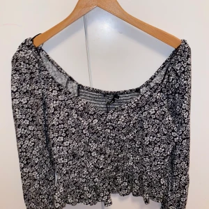 Blus  - Säljer min jätte fina blus och oanvända blus❤️ säljer den pgr av att den är för liten för mig