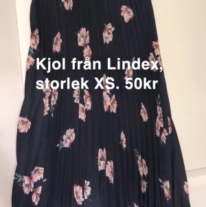 Kjol med blommigt mönster  - Från Lindex 