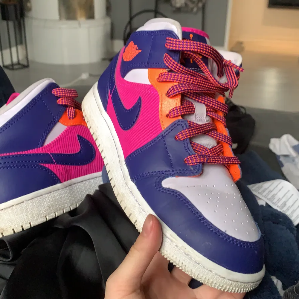 BUDA! lägg bud i ”kontakta” Säljer dessa efterfrågade nike air jordan mid i en sjukt snygg färg, ser ut som helt nya då jag bara haft dem ett tag men vill byta färg:). Skor.