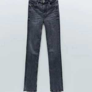Super fina gråa jeans i från zara med split längst ner💘 aldrig använda 