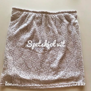 Vit spetskjol  - En söt spetskjol i strl 158/164 men är som en xs-s. Frakten är inräknad i priset!🦋