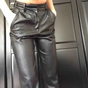 - Ett par skinnbyxor i kostym-modell, höga i midjan och sitter åt lite där för att framhäva midjan. Knappt använda men skitsnygga🖤 