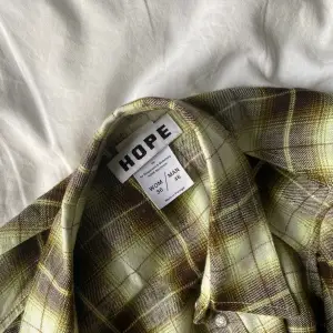Lång grönrutig skjorta från Hope. Kan användas både som klänning och vanlig skjorta. Använd ca 3 gånger 🦖 köparen står för frakt men kan också mötas upp i sthlm. 100% Linne. Nypris 2500kr