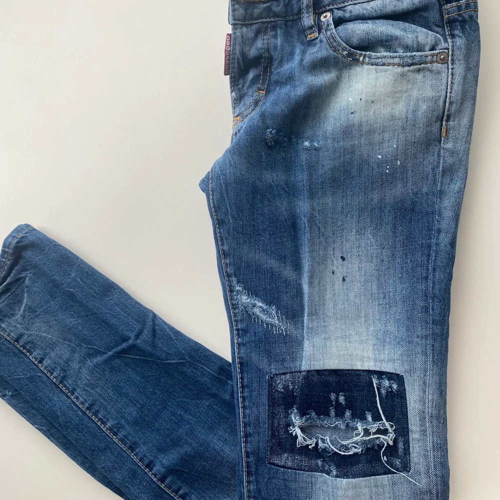 Dsquared2 jeans i strl 38 (passar 26-27) oanvända. Nypris 3500kr OBS!!!! ÄKTA. Jeans & Byxor.