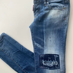Dsquared2 jeans dam - Dsquared2 jeans i strl 38 (passar 26-27) oanvända. Nypris 3500kr OBS!!!! ÄKTA
