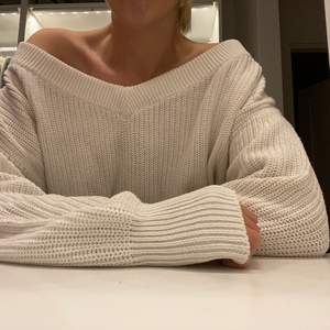 Väldigt fin stickad tröja från Gina tricot.🤍 På mig är den oversize vilket jag tycker är väldigt snyggt. Nypris 299 mitt pris 99 och köparen står för frakt. 🤍