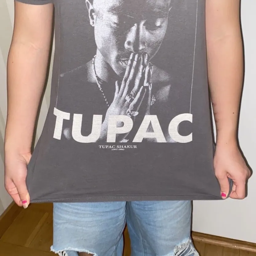 Superfin tupac t-shirt i storlek S. Den är i superfint skick och har inga skador. Köparen står för frakt, skriv gärna privat om du har några frågor💗💗. T-shirts.