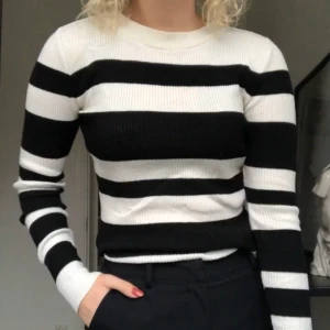 randig ribbad tröja - Superskön ribbad tröja med svarta och vita ränder i olika storlekar, perfekt ”twist” på en basic vit och svart tröja 🤍