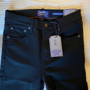 Crocker svarta jeans - Helt oanvända med prislapp kvar. Modell: Sharp cut, skinny i stl 27/30, fungerar som XS och S. Nypris 600 kr. 