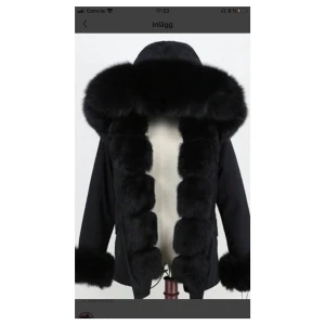 Säljer en likadan jacka  - Den är inte äkta, köptes för runt 1.500kr men säljer 900kr pris kan diskuteras! Hör av vid intresse och då skickar jag mer bilder 