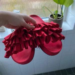 Linn Ahlborg X NA-KD volangtofflor - Tofflor från Linn Ahlborgs kollektion för NA-KD. Använda bara ett fåtal gånger. Storlek 38!❣️ kan skickas mot frakt!