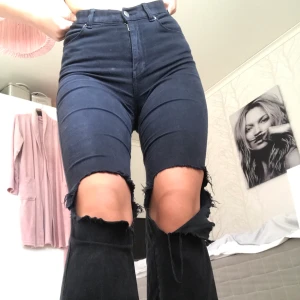 Bootcut dr denim jeans - Säljer dessa bootcut dr denim jeans med hål på knäna. Flitigt använda där av det billiga priset!