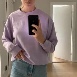 Lila tröja monki  - Säljer lila tröja från monki, aldrig använd lapp finns kvar, storlek S. 120kr, köpare står för frakt 