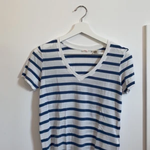 Levi’s - T-shirt i fint skick, använd fåtal gånger. Kontakta mig vid frågor eller om ni vill ha fler bilder.❤️