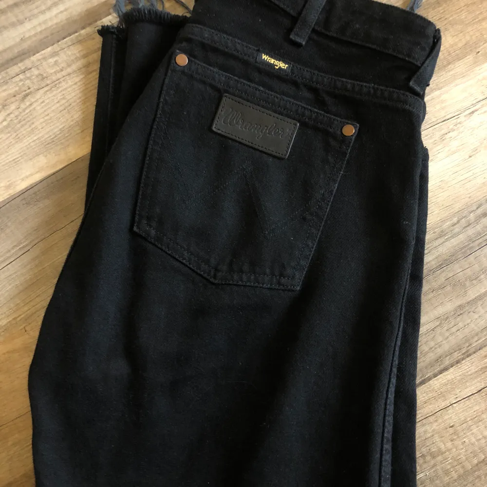 Overzise jeans i en rak modell från Wrangler. Byxan är något kortare i längden. Säljer pga att den tyvärr inte kommer till användning, i nyskick!! Använda endast 2 gånger.. Jeans & Byxor.