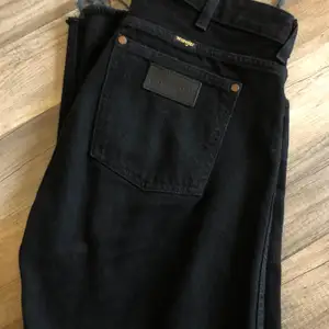 Overzise jeans i en rak modell från Wrangler. Byxan är något kortare i längden. Säljer pga att den tyvärr inte kommer till användning, i nyskick!! Använda endast 2 gånger.