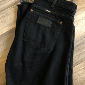 Wrangler Jeans - Overzise jeans i en rak modell från Wrangler. Byxan är något kortare i längden. Säljer pga att den tyvärr inte kommer till användning, i nyskick!! Använda endast 2 gånger.