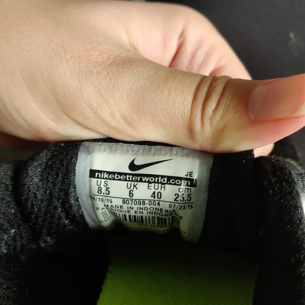 Ta chansen att fynda oanvända Nike air relentless 5! Felköp pga de är små i storleken. Storlek som anges är 40 men jag som har 39-40 tycker de är för små. Jag rekommenderar dem till någon med 38-39 i storlek 🌞 Endast testade inomhus, aldrig använda ✨. Skor.