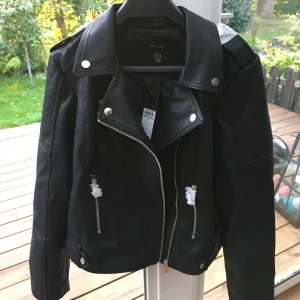 Skinnjacka  - Säljer pågrund av att den var för liten, den är inte  använd endast provat. Modellen är ganska liten, det står att den är en 42 men är mer som en 38-40. Frakten ingår.