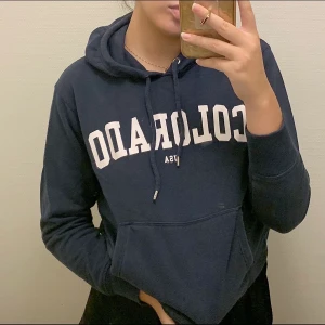 Hoodie - Säljer denna mysiga hoodie som är lika mysig utanför och innanför, perfekt inför vintern🥰 säljer pga att jag har något liknande. Använd endast engång så den är i mycket fin skick! Nypris: 249kr 