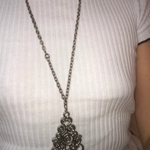 Large  - Ett stort o väldigt långt halsband som man kan reglera satt de blir mindre ifall man vill